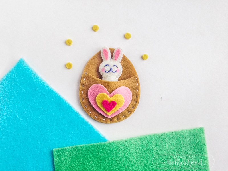 Learn how to make this Easter bunny felt craft free pattern now!