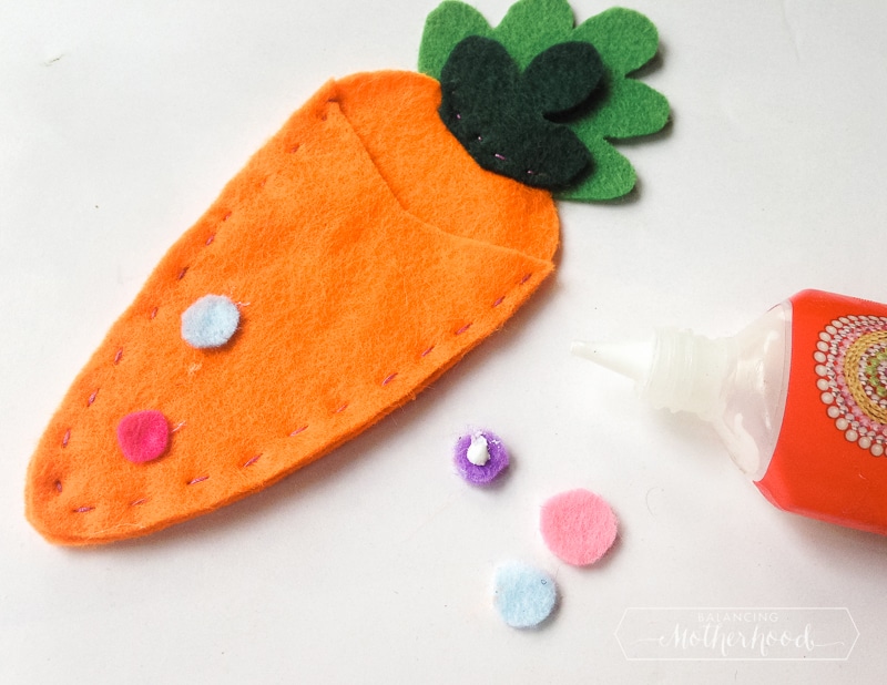 Create this cute Easter felt craft free pattern!