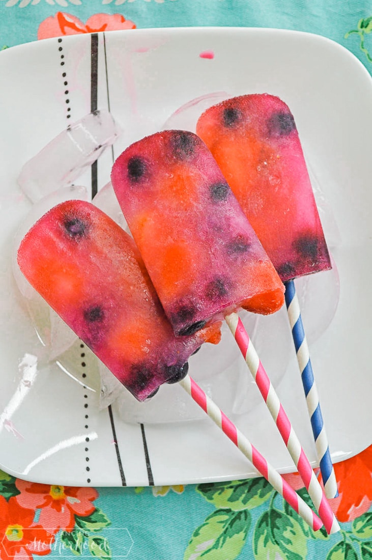  Grab these berry popsicles and enjoy a refreshing summer treat!
