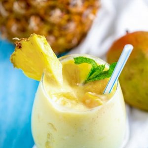 Give your kids a healthy and delicious drink with this mango pineapple smoothie!