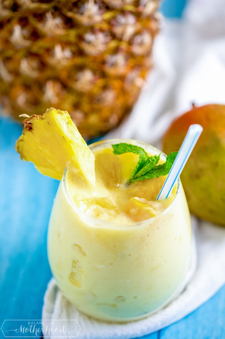 Give your kids a healthy and delicious drink with this mango pineapple smoothie!