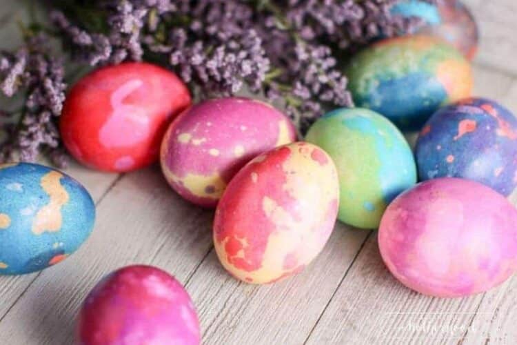 How to Make Marble Eggs for Easter - Balancing Motherhood