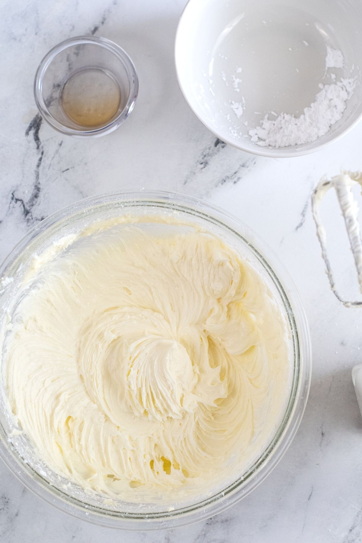 white cream cheese frosting in bowl