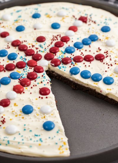 brownie pizza with white frosting and red and blue M&Ms