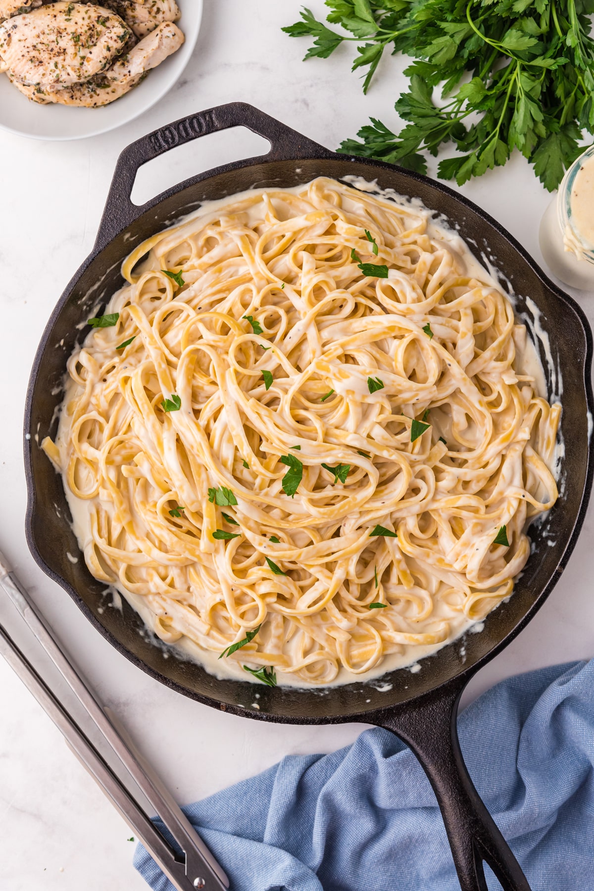 Mixing the pasta to the cheese is one of the process for Copycat Olive Garden Alfredo Sauce recipe