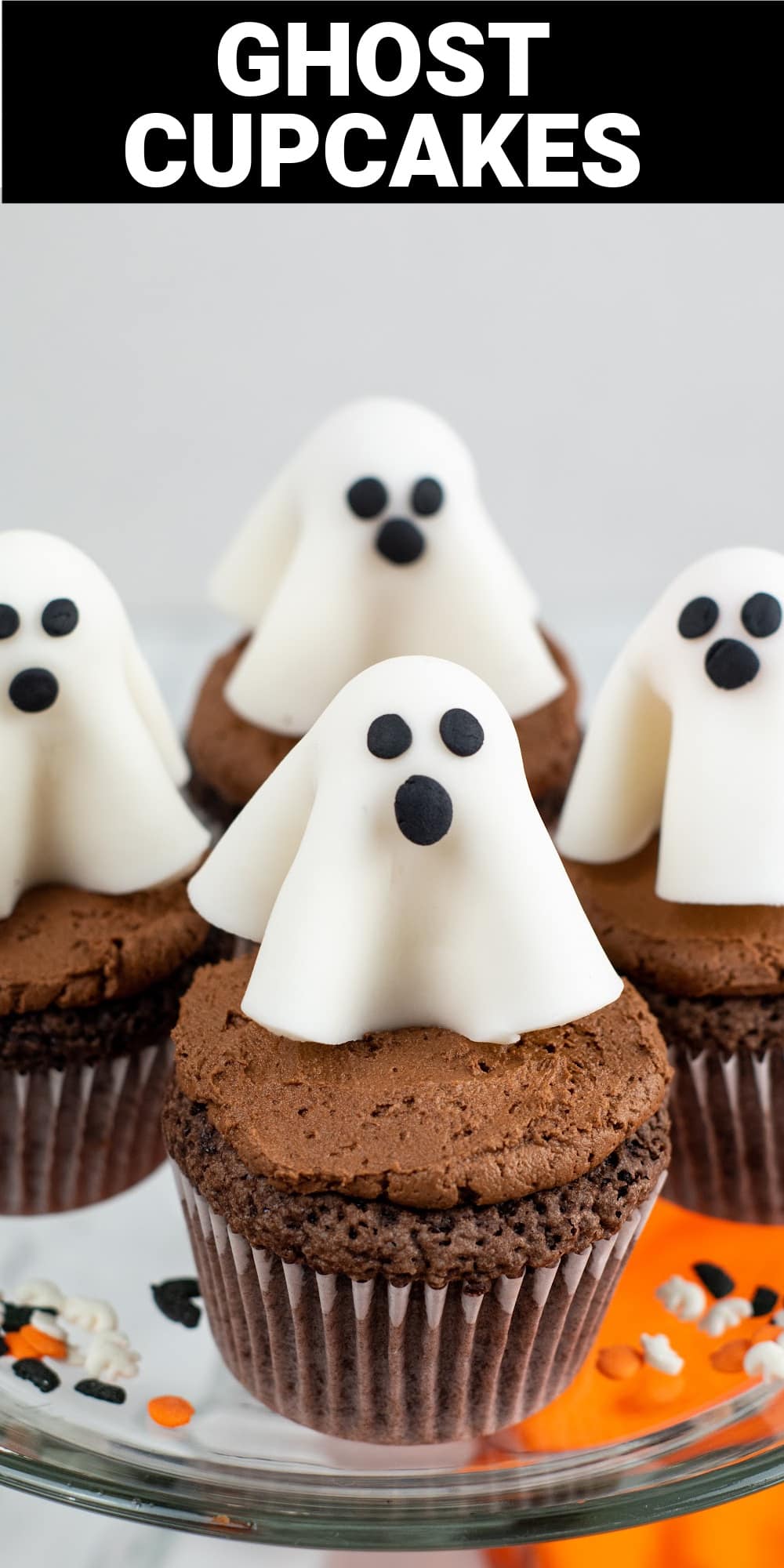 These ghost cupcakes are a fun and spooky treat that the whole family will love. Your choice of cupcakes are topped with adorable ghost toppers that are created from fondant and lollipops. Delicious and festive, they’ll be perfect for all of your Halloween events and parties. 