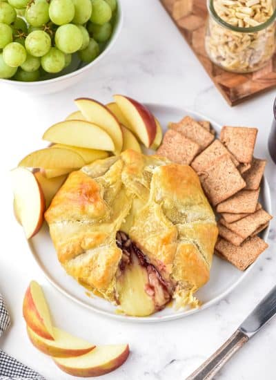 baked brie in puffed pastry with fruit