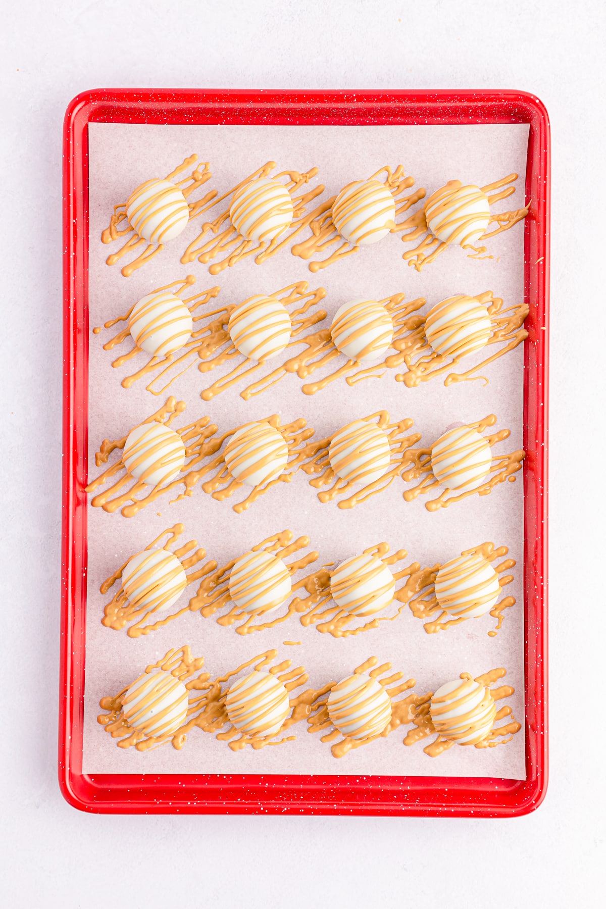 Drizzle the mixture over the Biscoff Truffles in a tray.