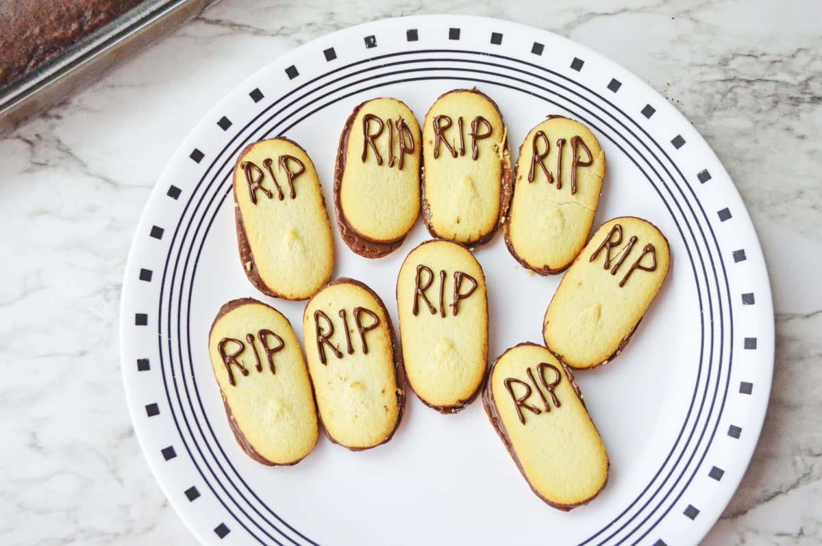 A plate of cookies with the words rip rip on them.
