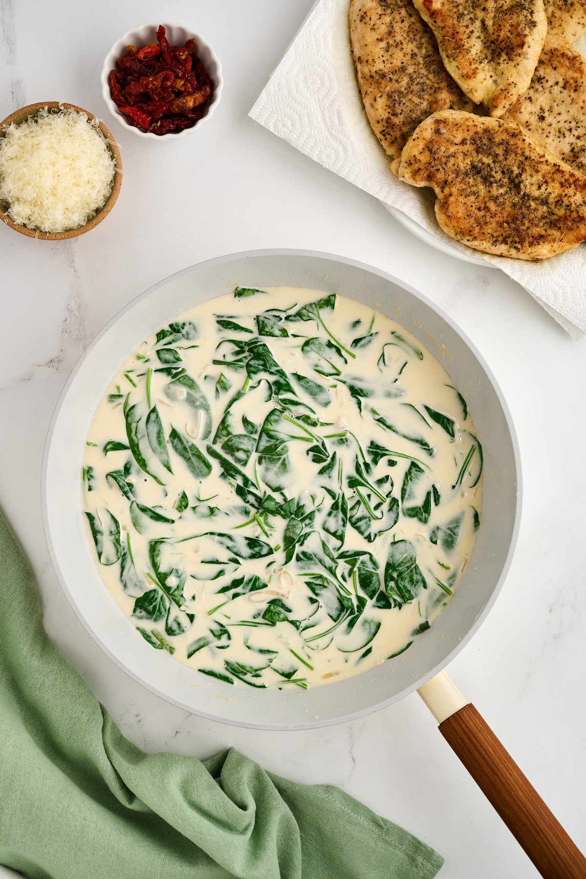 Adding spinach into cream is another process of cooking chicken florentine