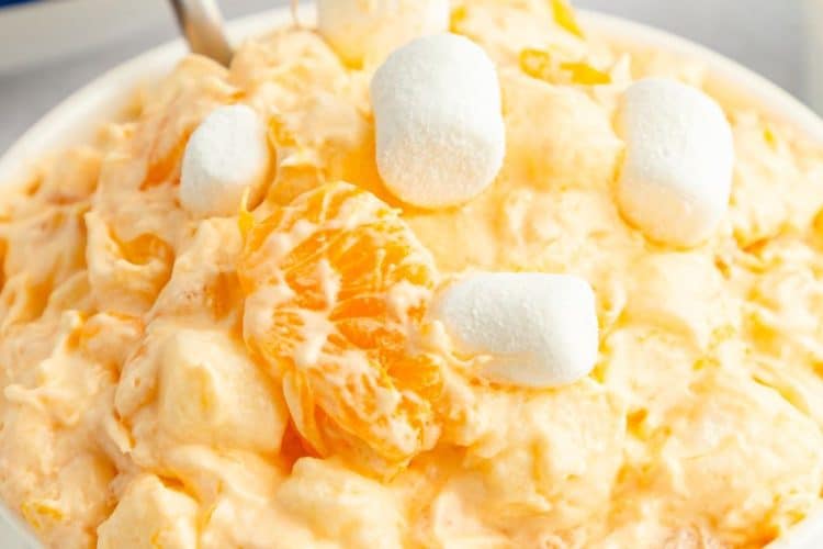Easy recipe: Orange pudding with marshmallows in a bowl.