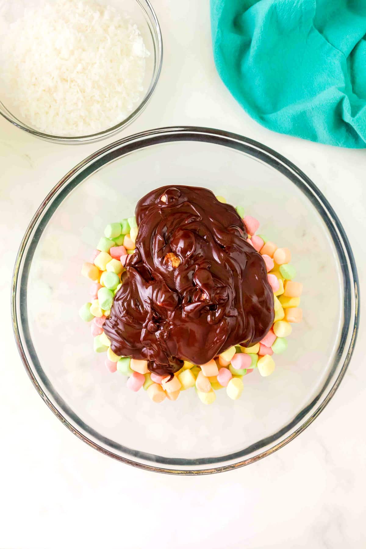 Frist step in preparing Church Window Cookies is to use a glas bowl. Fill it with colorful mini marshmallows and top with melted chocolate.