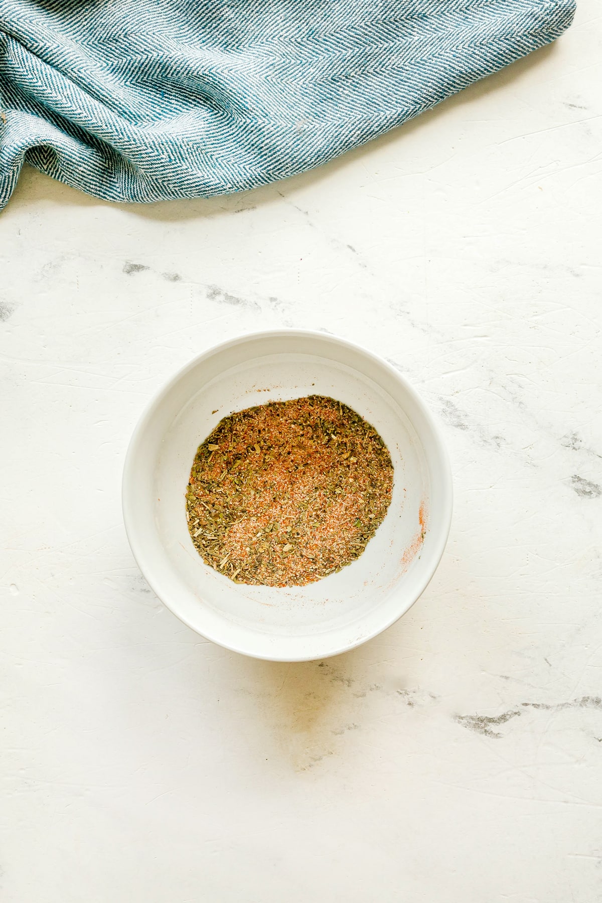 Combined the garlic powder, smoked paprika, Italian seasoning, salt, onion powder, and black pepper for Air Fryer Pork Tenderloin recipe.